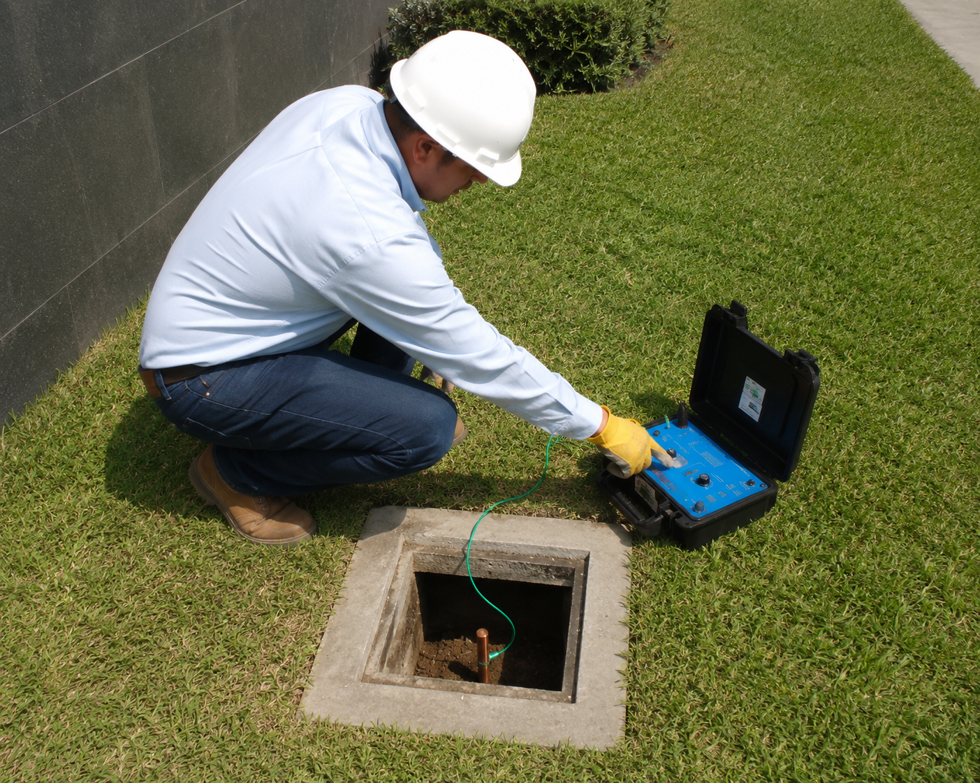 Técnico realizando medición de sistema de puesta a tierra en campo